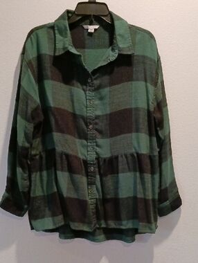 American Eagle Outfitters Green and Black Flannel Top